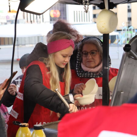 Ooona Lipponen + Jaana Hämäläinen-Korhonen olivat Punaisen Ristin pisteellä jakamassa hernekeittoa Asunottomien yössä 17.10 Kuopion torilla.