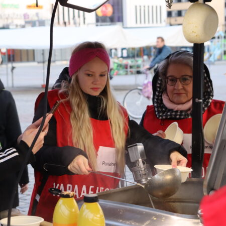 Ooona Lipponen + Jaana Hämäläinen-Korhonen olivat Punaisen Ristin pisteellä jakamassa hernekeittoa Asunottomien yössä 17.10 Kuopion torilla.