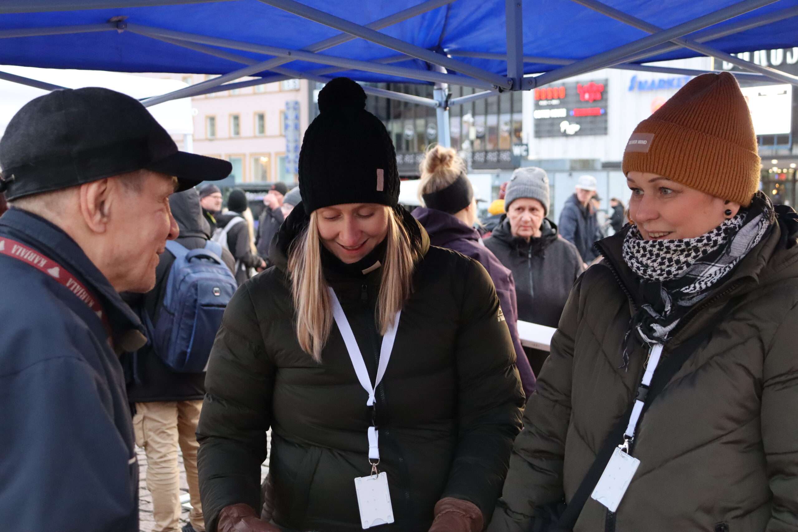 Tukikeskus Mahkun Tanja Turunen ja Kuopion Asumisneuvonnan Marjut Rantala juttelivat kävijälle Asunnottomien yössä Kuopion torilla 17.10